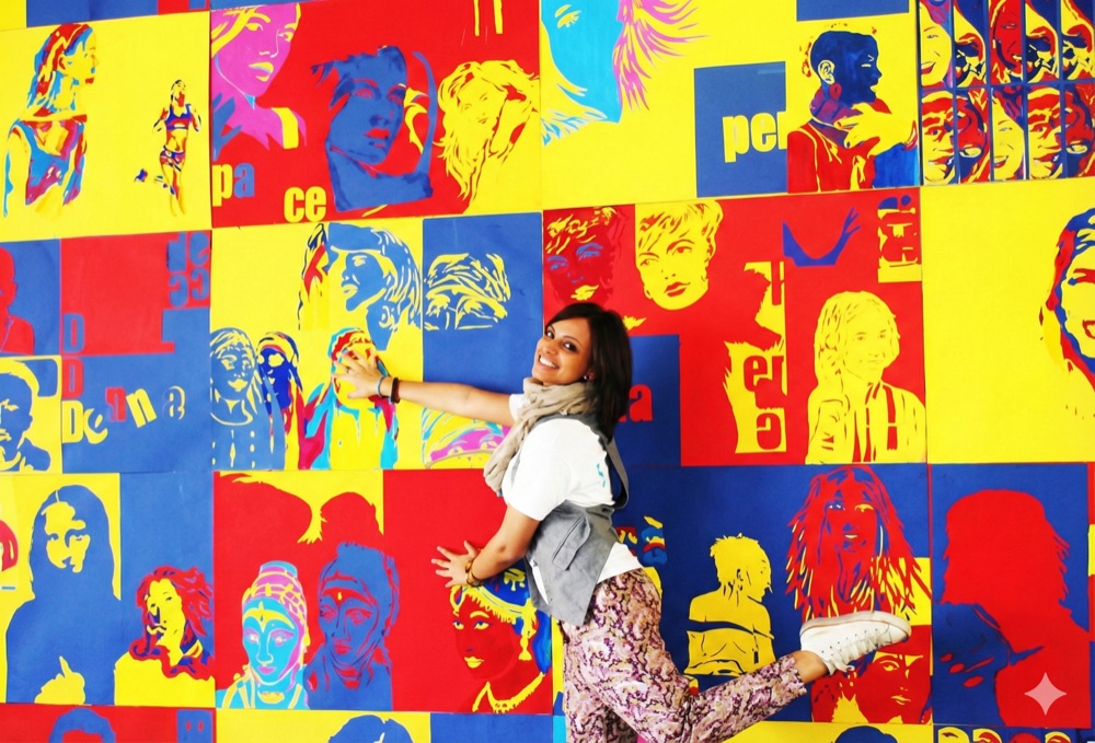 Studentessa davanti a un murale in stile pop art realizzato dagli studenti alla Giornata dell'Arte e della Creatività Studentesca